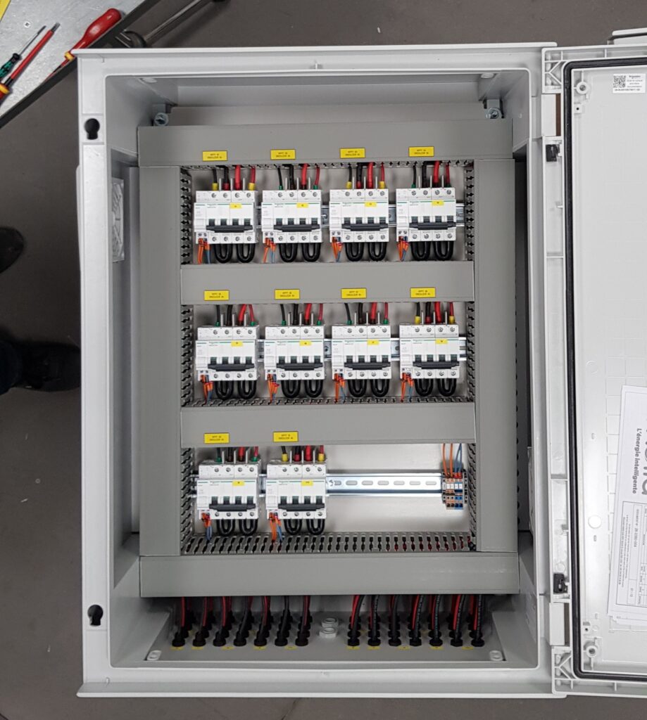 Coffret PV réalisé par ATE située à Verrières-en-Anjou dans les Pays de la Loire. Nous sommes tableautier intégrateur spécialisé dans le montage et le câblage d'armoires et de coffrets électriques répondant à vos demandes